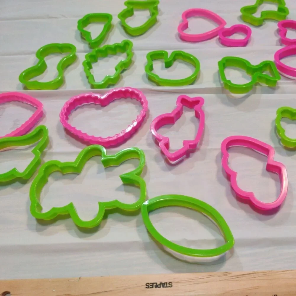 Large Lot of 20 Various Plastic Cookie Cutters ~ Bear Bone Fish Duck Heart Dino